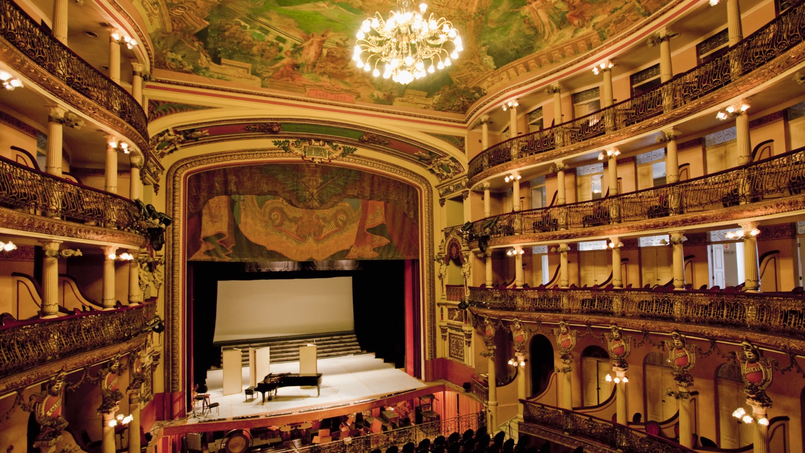 Un teatro vuoto prima del concerto