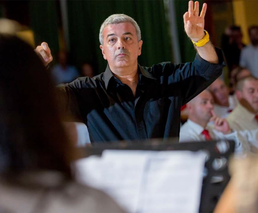 Sergio Bosi conducting an orchestra